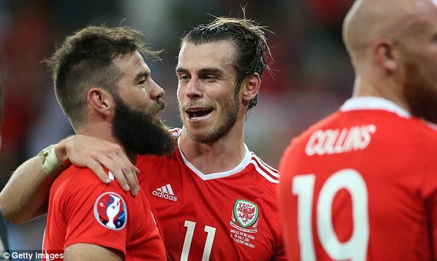 Gareth Bale chúc mừng Joe Ledley